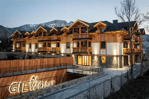 Hotel Giewont – widok na Tatry zimą