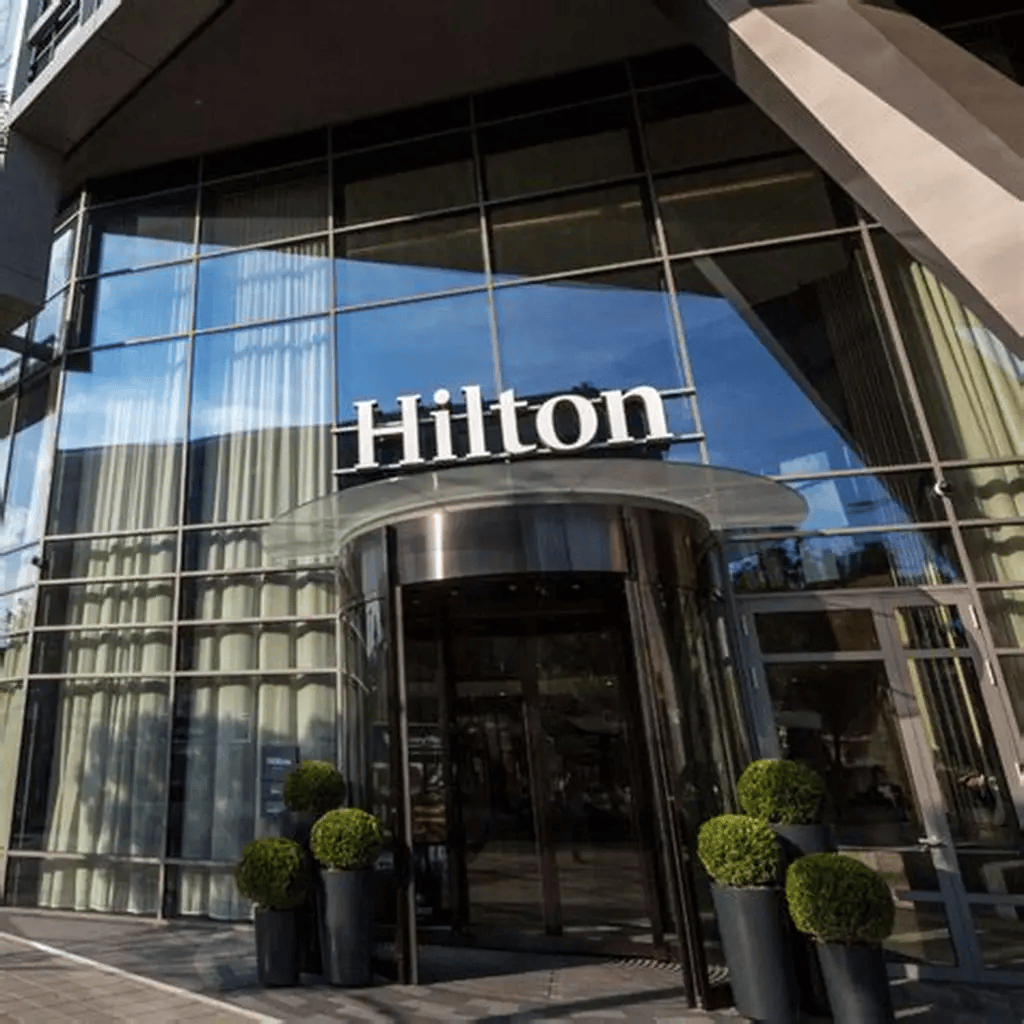 Fasada Hilton Warsaw City Hotel nocą