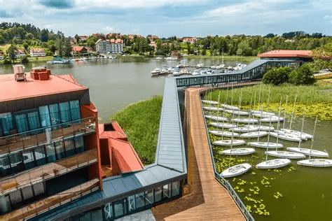 Hotel Mikołajki – luksusowy obiekt na jeziorze Mazurskim