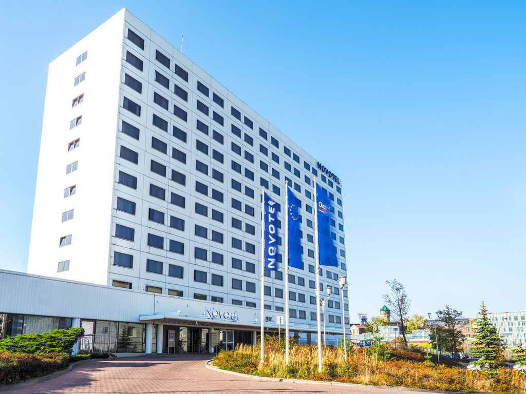 Główne wejście do Novotel Katowice Centrum